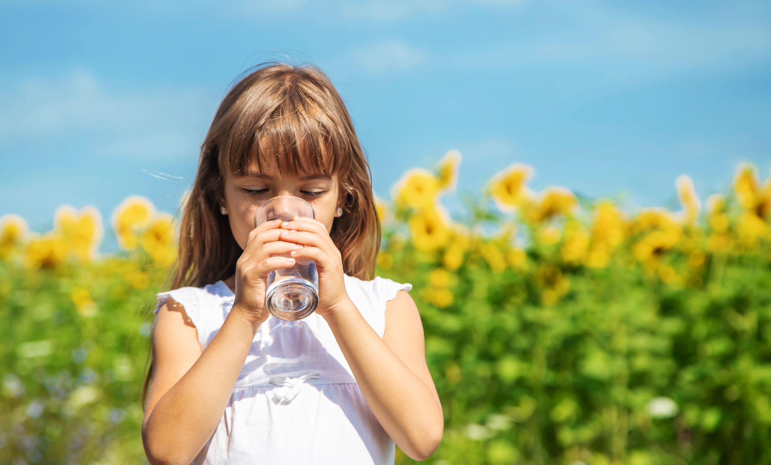 the-child-drinks-water-from-a-glass-selective-foc-2026-01-06-10-46-12-utc